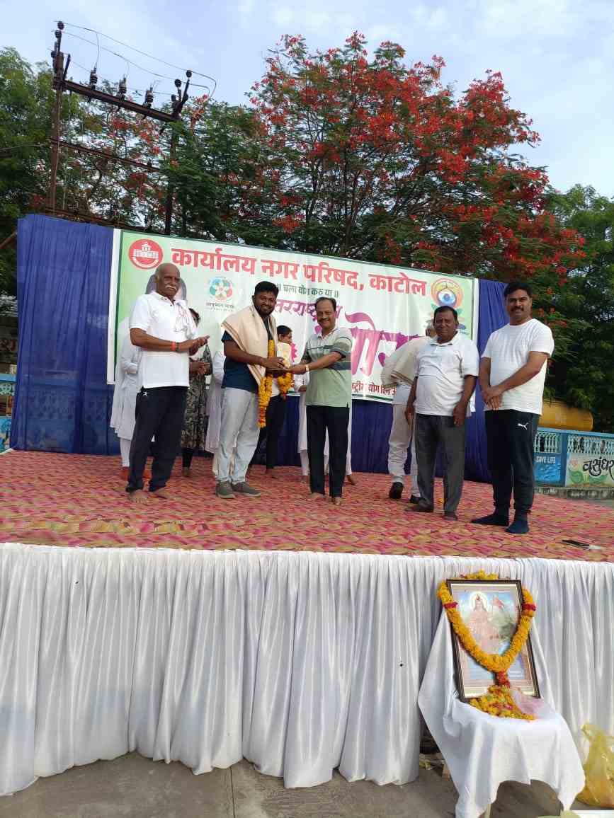 राष्ट्रपिता ज्योतिबा फुले अभ्यासिका येथे निबंध स्पर्धा आयोजित करण्यात आली
